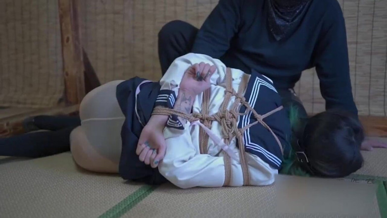Aisan girl bondage: XR65- Seorang awek dalam pakaian seragam sekolah dikongkek kakinya.