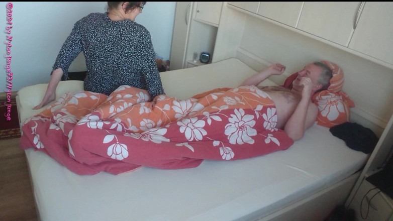 NylonjungeCarmen: Hete seksbijeenkomst met dikke milf 1 ** uitkleden **