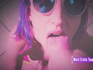 Most-Erotic-Team: 女大学生在更衣室里吹箫，射在脸上和嘴里吞精 - 完整性爱录像