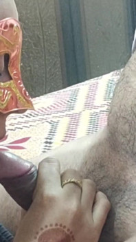 Nadržená Pirya Bhabhi si užívá sání ptáka svého partnera a kouření