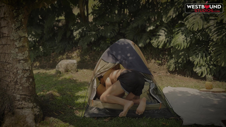 Run good girls: Annie Marin fait un trio dans un camping en plein...