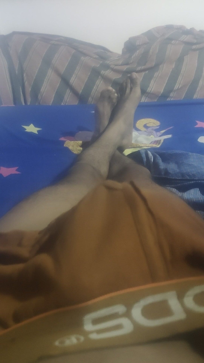 Garam_masala93: Stiefzus houdt mijn penis in haar hand en schudt hem
