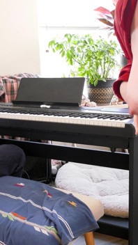 Madrasta ensinando piano deixa enteado foder sua bunda para torná-la mais divertida