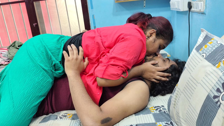 Vaigavarun45: Chica besando chico y romance caliente