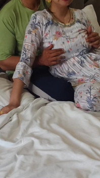 Stoute Saara Bhabhi leert neuken aan maagdelijke tiener Devar en Devar neukte haar