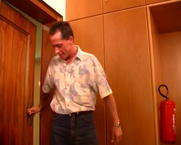 Deutsche Frauen: Almanya'dan kısa saçlı orta yaşlı seksi kadın genç bir adamla...