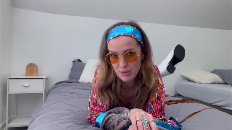 Kink in Time: Sutton's Groovy '60 auto-legare fantezie 4K POV Bliss reținere așteaptă!