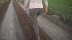 Teasecombo 4K: Verehre meinen gehenden MILF-arsch in engen leopardenleggings