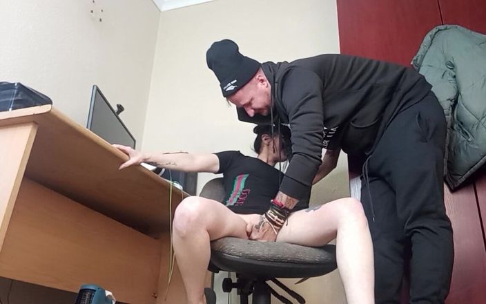 Bigjoefuckalott: Aburrida e ignorada, no le importa follarla cuando está jugando