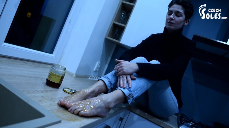 Czech Soles - foot fetish content: Piedi nudi nel miele, un feticismo del piede delizioso POV!