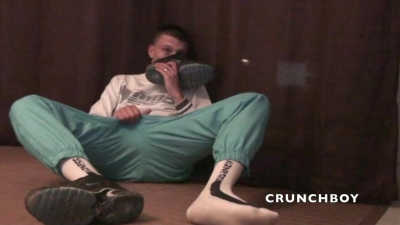 Sneaker gay: Amator solo with sneakers humliation to the jerk off