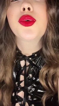 Orta yaşlı seksi kadın bisikletçi grup oyunuyla sikiş arkadaşını aldatıyor