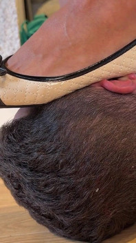 Co byste udělali pro uctívání sexy učitelky páchnoucích nohou pod stolem