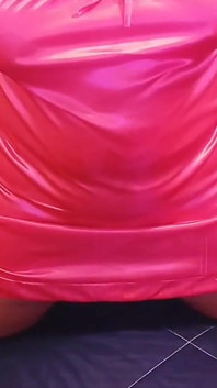 穿着粉色缎面睡衣的阿玛和继子之间的幻想角色扮演