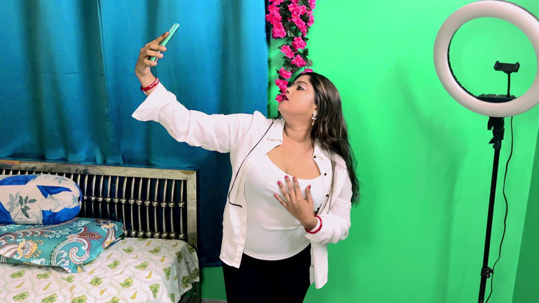 Horny Rose: Mi hermanastro atrapado en el baño