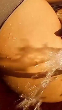 Big Booty Amateur Latina Mycie jej cipki
