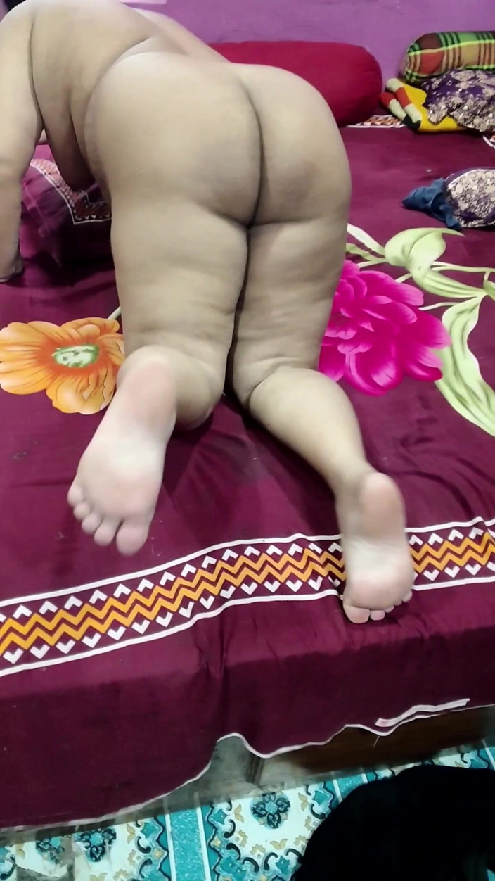 BdSex1656: Bhabi desi seksi menunjukkan buah dada besarnya