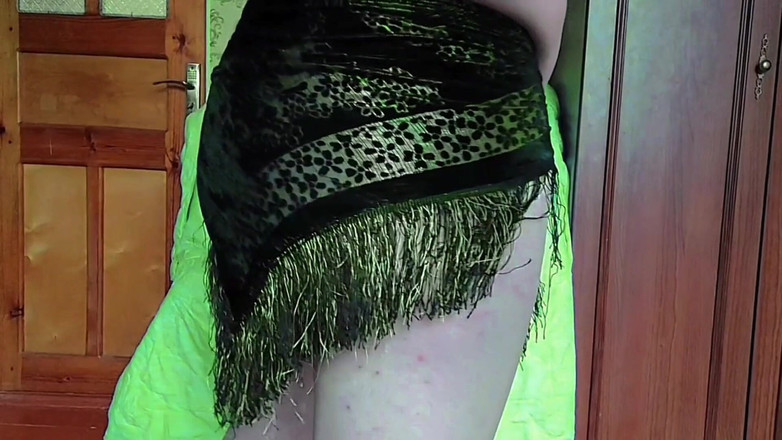 Kitty_Cross: 穿着白色内衣赤脚走的变性人女孩