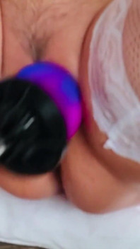 Ateşli evli kadın sikiş makinesinde büyük dildoyla sikiliyor
