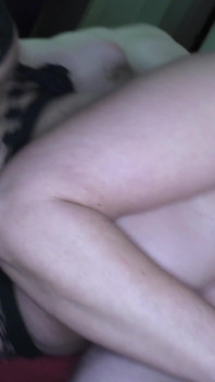 MILF manis Beau menikmati gangbang