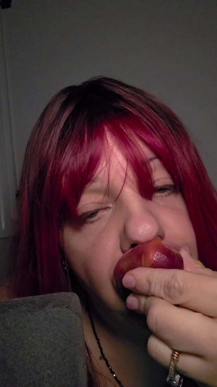 LustyPeachesofSin: Peaches en room ASMR