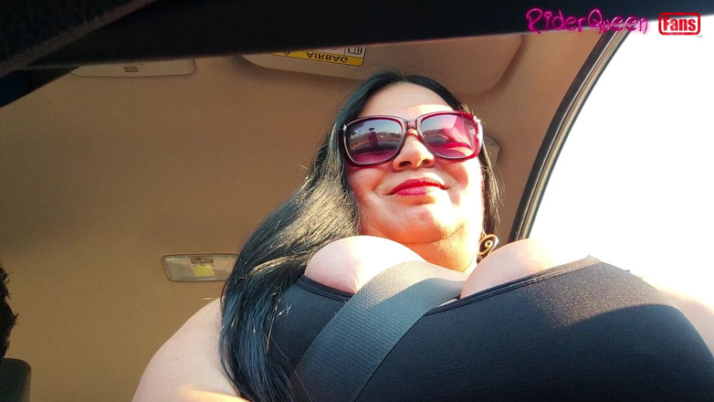 Riderqueen: 旅する継母、スローモーションのソロファン、車の中の巨乳
