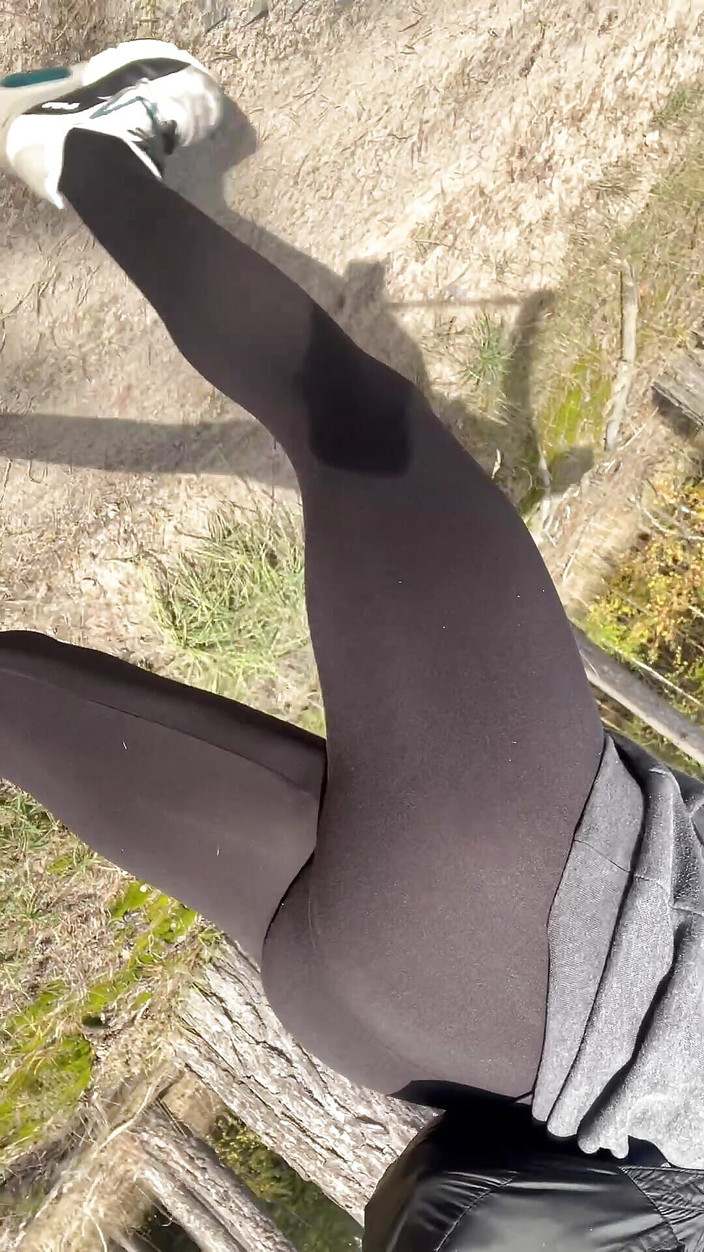 Apomit: Procházka v průhledných legínách v parku, část 2