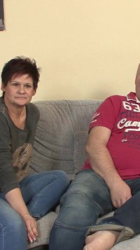 Brünette brünette milf bringt schwanz in 69 zum kommen, während sie ihre muschi leckt