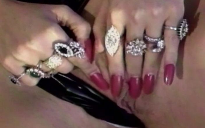 Videos Francaises: Une MILF française à forte poitrine se doigte la chatte pendant...
