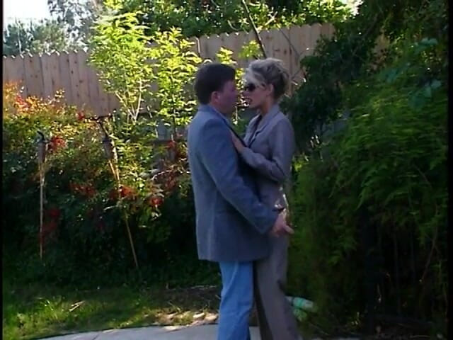 Babe Stars: Zinde sürtük havuz başında güzel bebeğin sıkı amını yemeyi seviyor