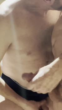 Srepdadův velký penis dostane ptáka hluboko do krku a hra s bradavkami