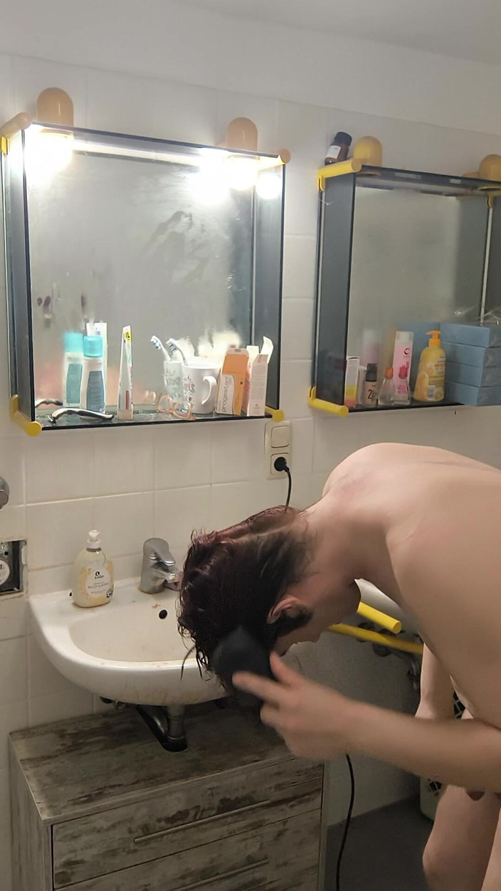 JanineLang: Mandi, cukur, keringkan dan ambil hormon