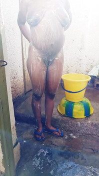 La mia ragazza incinta fa il bagno all'aperto in un ambiente sporco