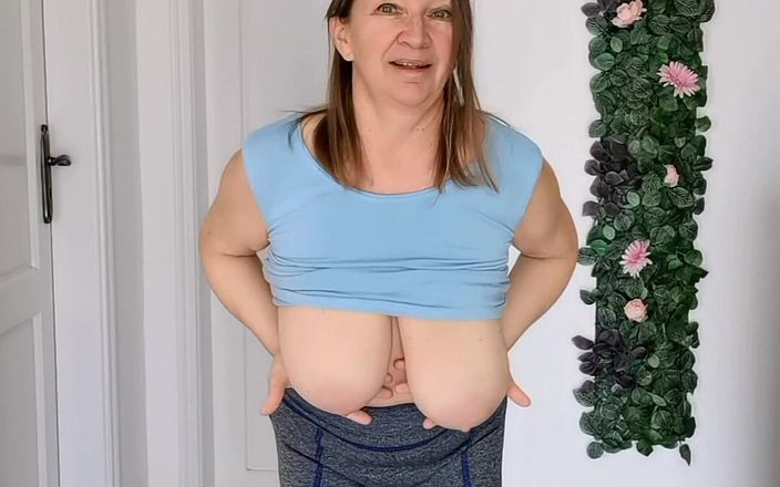 MariaOld: Tante seksi dengan toket besar alami lagi asik muasin memeknya...