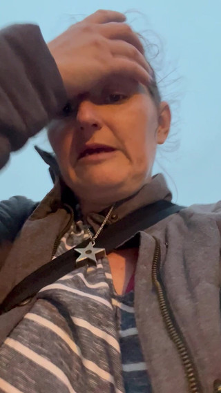 MistressWriggler: Eve yürürken neredeyse iki kez göğüslerim açıkken yakalanıyor