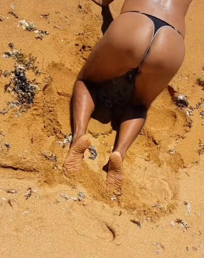 Ladysilvas: Ladysilva travesti erkeklerin ateşli götümde çok azgın olması için plajda külotla...