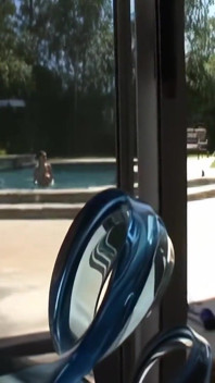 Im Pool, umgeben von Schwänzen