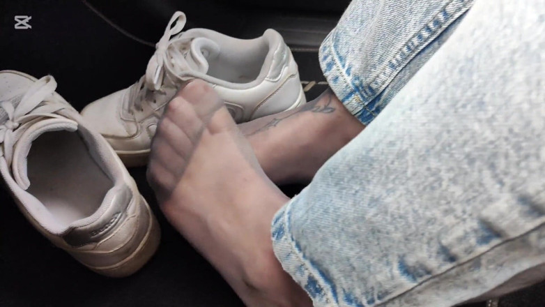 EricSkyMDH: Nylonjeans Footjob im auto