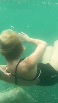 Striptease erotică în costum de baie subacvatic: tachinare la nud în mare