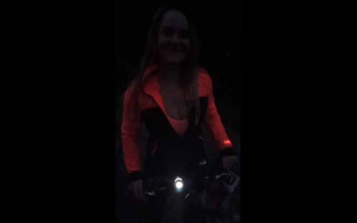 FoxyAndZaz: Bisiklet ormanda ateşli bir saksoyla bitiyor