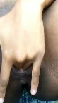 Masturbuje moji sladkou mokrou kapající kundičku