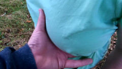 Bouncy Tits Action: 木の隣で彼女の抱きしめが赤くなった