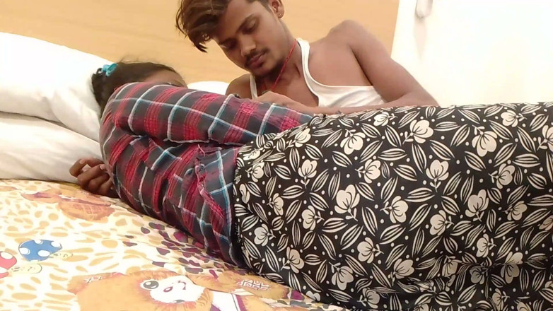 Tamil Couple Porn Videos: 발정난 집에서 촬영한 인도 커플