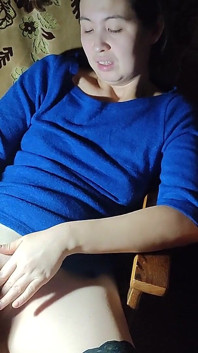 Masturbuje ve večerním šatech a punčochách.