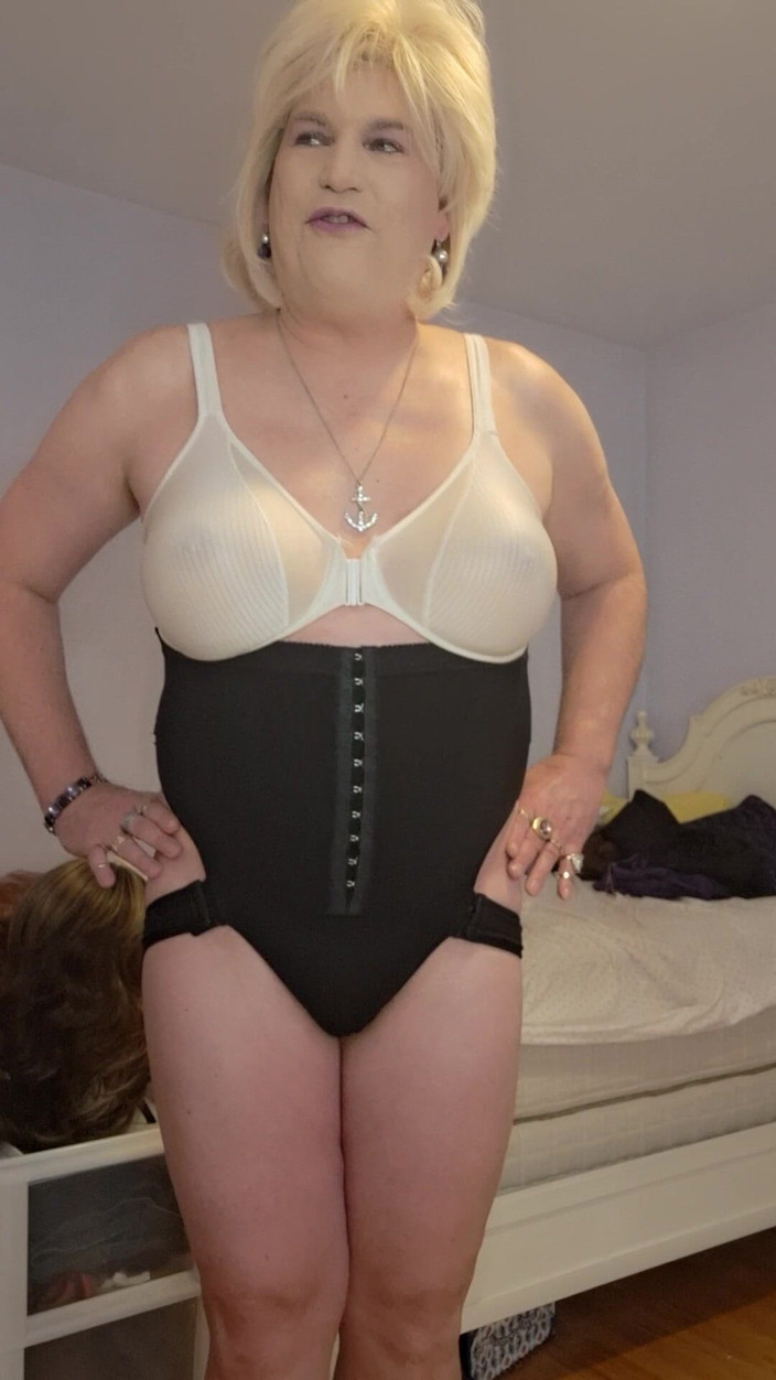 Victoria Lecherri: Yayasan Nenek Vicki memakai dan fantasi