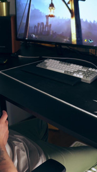 継母は、ゲーム中に顔射のために机の下で義理の息子を誘惑します