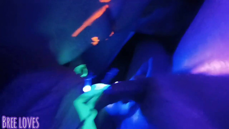 Bree Loves: Parti Neon berakhir dengan blowjob