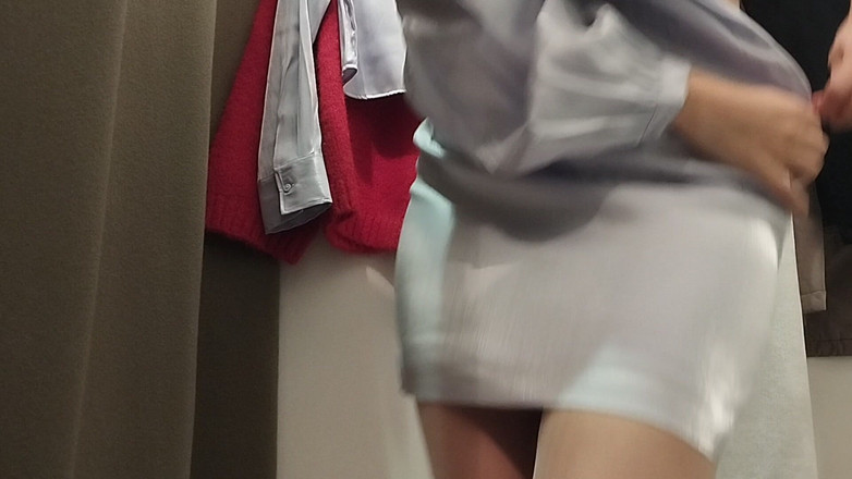 Amateur_MS: セクシーなブルネットが試着室で服を試着します。毛むくじゃらの毛むくじゃらのマンコを見ています