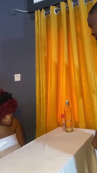 Ibu tiri seksi ini dientot habis-habisan sama kontol besar di hari pengantar barang