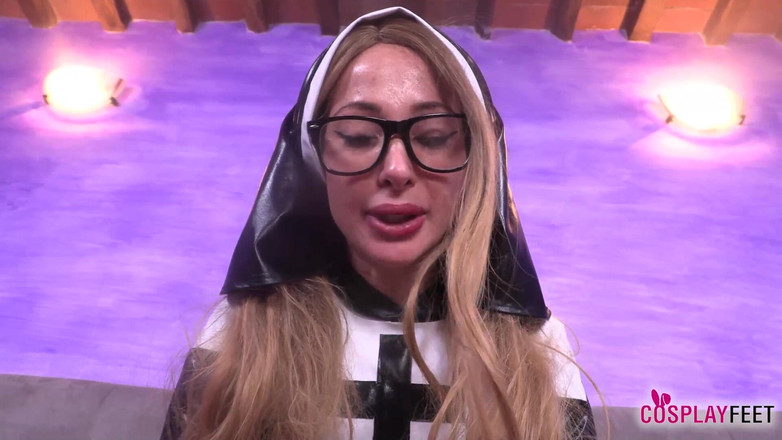 Feet & Cosplay: Блондинка-бомба Ані як сексуальна черниця в чорних панчохах